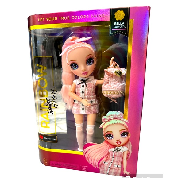 Rainbow High Junior High Rock Band – Poupée Bella Avec Guitare Basse Rose, Autocollants Personnalisables, 23 Cm, Dès 4 Ans